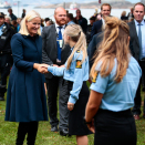 Kronprinsessen hilser på studenter fra politihøgskolen i Stavern. Foto: Lise Åserud, NTB scanpix.